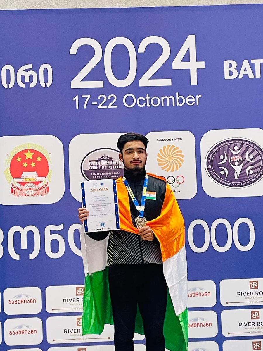 DCBaramulla's tweet photo. Musharaf Qayoom, returns home after winning Gold for India at Eurasian Sanda League! An inspiring moment for the youth of Baramulla &amp; J&amp;K. DC B'la @MingaSherpa extends heartfelt congratulations on his proud achievement! @IndiaSports
@OfficeOfLGJandK 
@diprjk 
@ddnewsSrinagar https://t.co/FA7EvdAllh