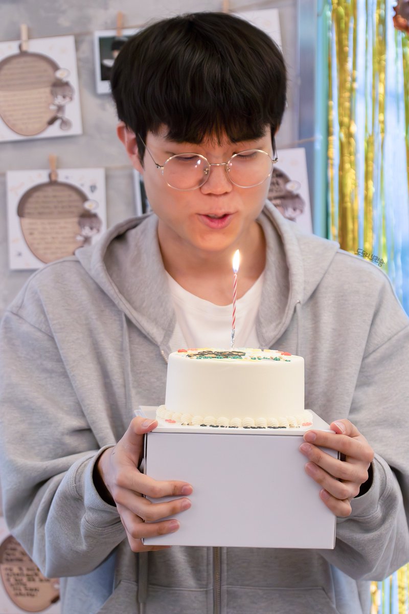 Happy_uchanday's tweet photo. 오늘 생일 카페에 커즈선수가 방문하여 함께 케이크 초도 불었습니다!🎉 https://t.co/72J9BsQlGr