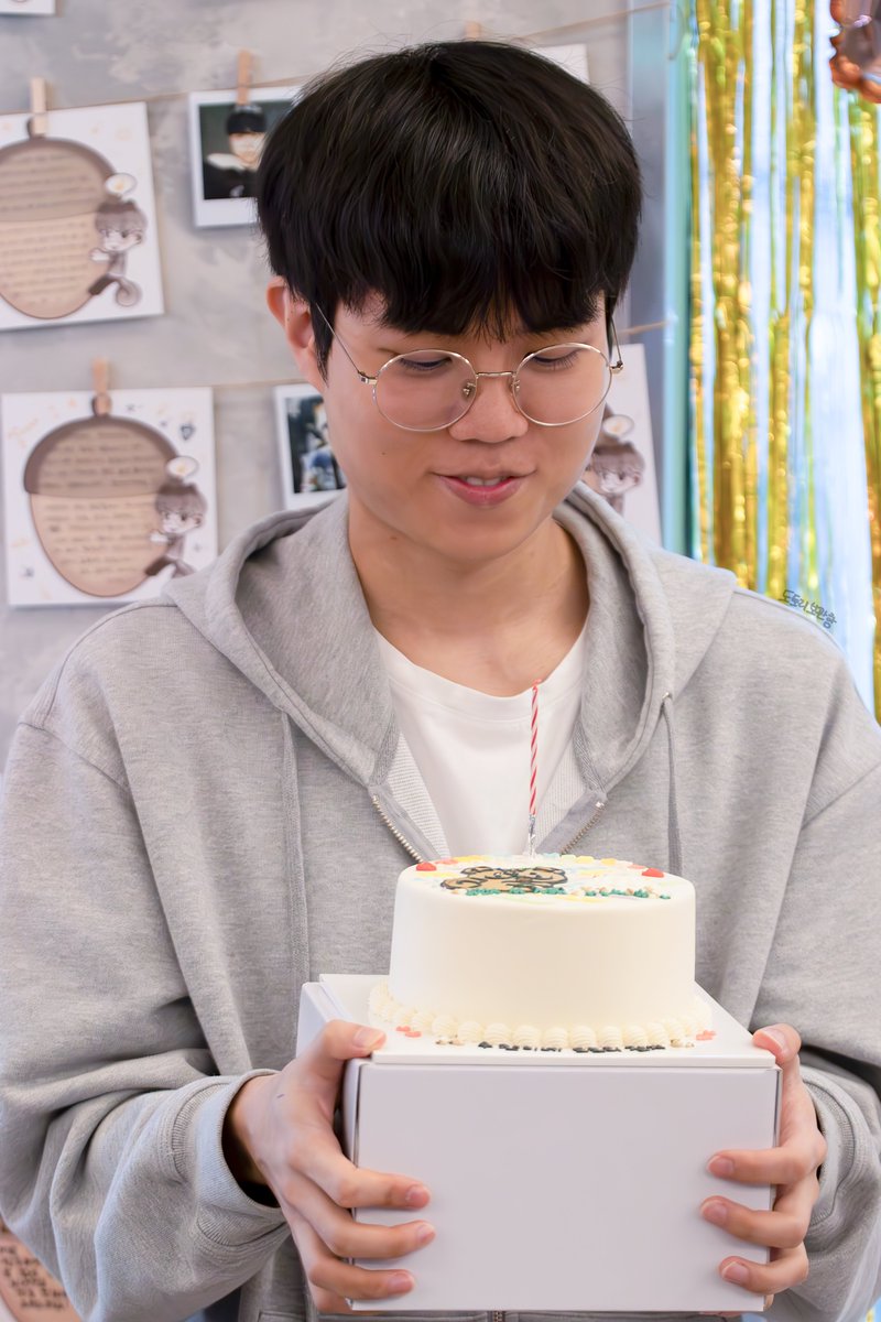 Happy_uchanday's tweet photo. 오늘 생일 카페에 커즈선수가 방문하여 함께 케이크 초도 불었습니다!🎉 https://t.co/72J9BsQlGr