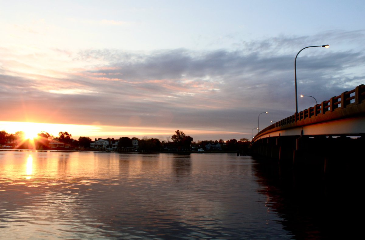 Sunrise on the Shrewsbury River this morning. 
#autumn #gooseneckbridge #canonphotography