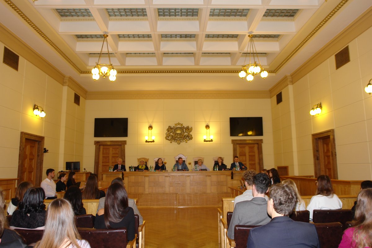 .<a href="/Augstaka_tiesa/">Augstākā tiesa | Senāts</a> Senāta zālē notiek Paula Minca tiesas procesa izspēles krimināltiesībās fināls. No vienpadsmit komandām finālsacīkstēs iekļuva <a href="/universitatelv/">Latvijas Universitāte</a> komanda “A-Eiropa” un <a href="/RSUinfo/">RSU.LV</a> komanda “In omnia paratus”: at.gov.lv/lv/jaunumi/par…