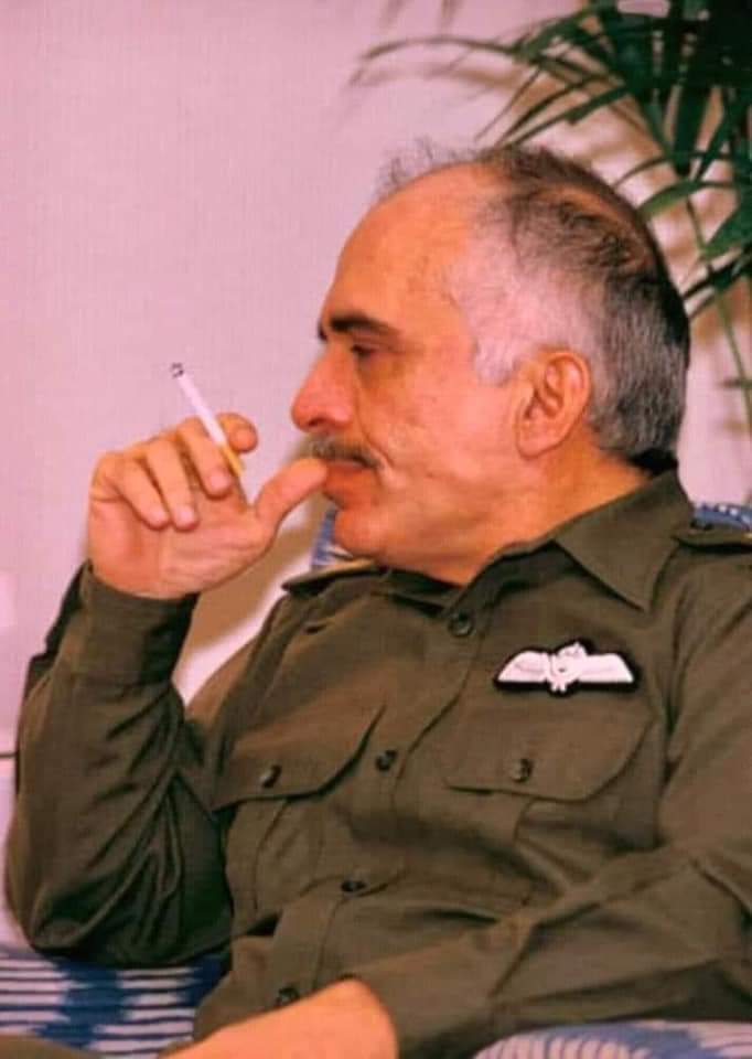 في أواخر شهر آب من عام 1993، طلب ياسر عرفات اجتماعًا عاجلا مع الملك حسين في عمان. كان الهدف من الاجتماع هو إبلاغ الملك بأن منظمة التحرير الفلسطينية توصلت إلى اتفاق سلام مؤقت مع إسرائيل. لكن الخبر تسبب في انزعاج الملك حسين بشكل كبير، إذ لم يكن يحبذ التعامل مع عرفات أو يثق به.

لم