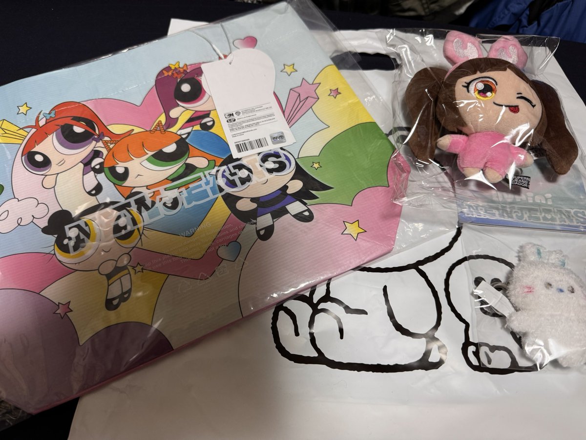 NJ4ever0722's tweet image. 渋谷に行ったついでに買ってしまった。毎回同じサインも撮ってしまいます。🩷

#NewJeans 
#ニュジ
#linefriend 
#murakami
