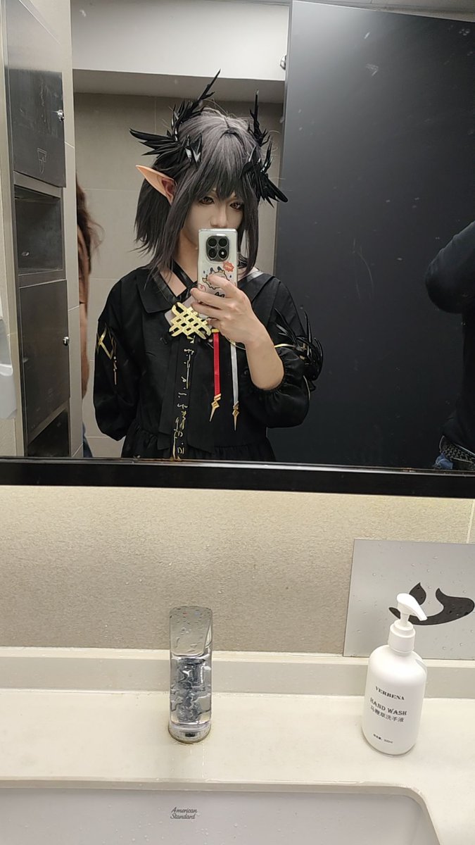 进来的bro以为走错女厕所了

#logos #明日方舟 https://t.co/q2dYHEevNl