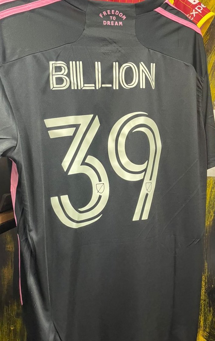 39billion's tweet photo. I will be dispersing “39 billion” jersey to 390 persons when 100 million boom. https://t.co/PrTsX9Hq6v