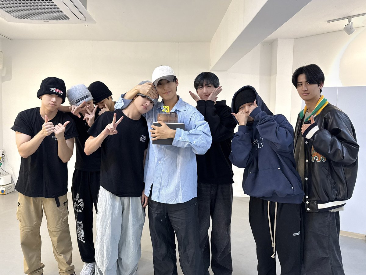 오늘 하루도 함께 해준 멤버들, 축하해줘서 고맙습니다 😊🧡

#낭만가득_은상이의_행복한날
#은상 #EUNSANG