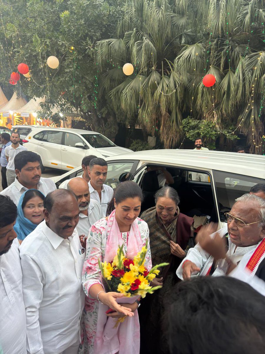 MahilaCongress's tweet photo. आज दिल्ली में वरिष्ठ कांग्रेस नेता और पूर्व राज्यसभा सांसद श्री हनुमन्ता राव जी की जीवनी पर आधारित पुस्तक के विमोचन कार्यक्रम में मुख्य अतिथि पूर्व लोकसभा अध्यक्ष श्रीमती @meira_kumar जी के साथ महिला कांग्रेस की राष्ट्रीय अध्यक्ष अल्का लाम्बा जी ने शिरकत की।

यह पुस्तक @IamVHR जी के प्रेरणादायक जीवन यात्रा को समर्पित है, जो सभी कार्यकर्ताओं के लिए प्रेरणा का स्रोत है।

इस दौरान महिला कांग्रेस की राष्ट्रीय अध्यक्ष @LambaAlka जी ने श्री वी. हनुमंता राव जी से मुलाक़ात कर उनके संघर्षपूर्ण जीवन और समाज में दिए गए योगदान के लिए उन्हें बधाई दी।