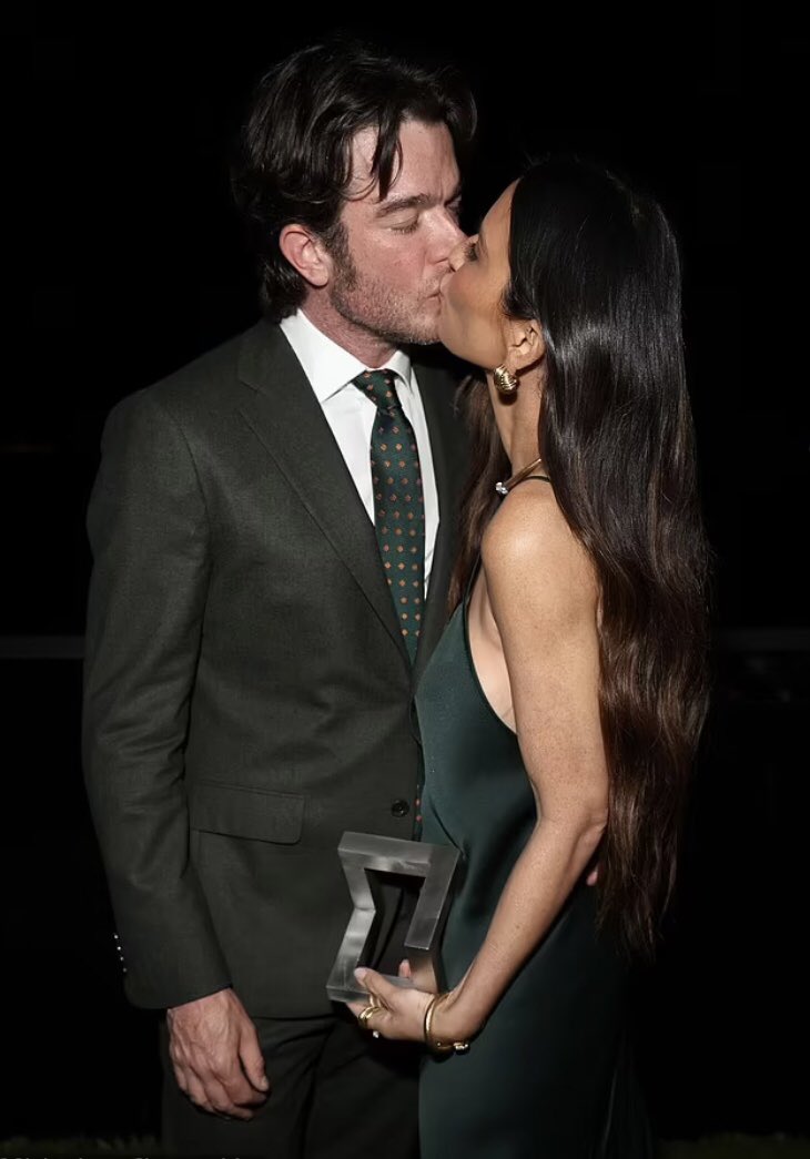 mulaney_now's tweet photo. Thursday night at the #InStyleImagemakers Awards #johnmulaney #oliviamunn https://t.co/NlJhC7Qy7C