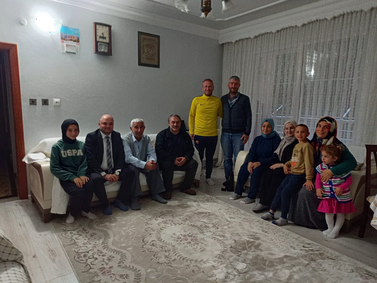ial_751045's tweet photo. MİSAFİRİNİZ VAR RİZE 
Misafiriniz Var Rize Projesi kapsamında Karakaş ailesini ziyaret ettik
Ziyaretimizi gerçekleştiren Şube müdürümüz  Abidin Yılan’a Müdür yardımcımız Ali Fuat Ergan’a öğretmenlerimiz Hakan Aydın’a,Büşra Akyüz��e ve Karakaş ailesine teşekkür ederiz https://t.co/wl5SquqJ1I