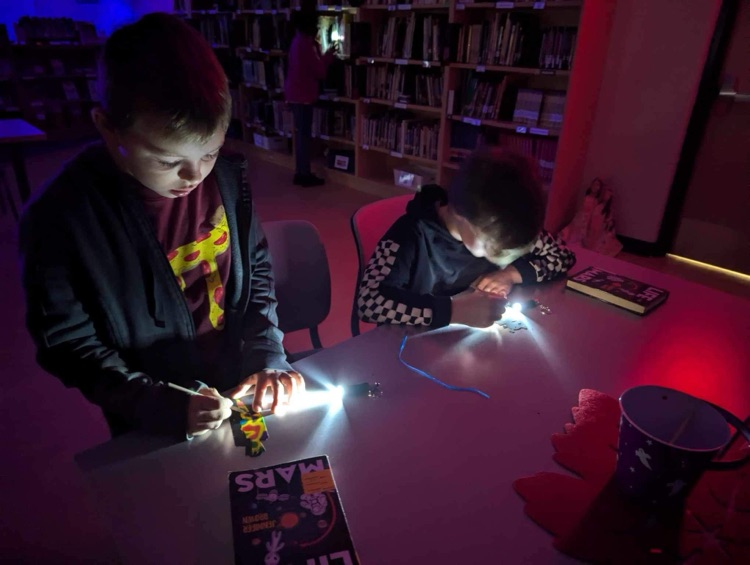 kivy0129's tweet photo. Our library was transformed this week into a spooky space where our Campers could enjoy reading in a new way! Thank you to our librarian, Sarah Barnard, for making this happen! https://t.co/UyAlU4vUFY