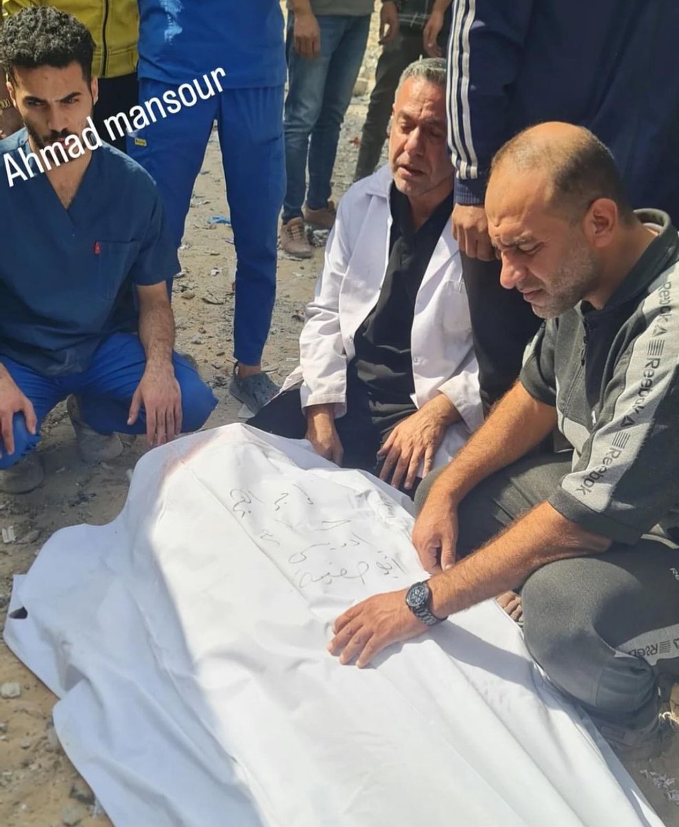 yousefaldomouky's tweet photo. الدكتور حسام أبو صفية، مدير مستشفى كمال عدوان، ظل مرابطا لأكثر من عام تحت الحصار والتجويع والقتل والمذابح، وبين ألف غارة وغارة لا يفارق ثغره لحظة، ثم زلزلت الأرض بأهل الشمال، وحوصر المستشفى 21 يومًا ولم يهتز له جفن، مرابطا على رأس عمله ورؤوس مرضاه وجرحاه، وتلك صورته وهو آخر الموجودين في المستشفى.

ليفاجأ الدكتور حسام اليوم، بابنه إبراهيم، فلذة كبده، يأتيه إلى المستشفى، ليس على أقدامه، وإنما أكتاف الآخرين، بريئًا قد أعدموه ليلقوه في حجر أبيه، ويقولوا له هذا ما جنته يداك بصمودك وصبرك ورباطة جأشك، ذلك الفتى الوسيم، الذي رفض أبوه رغد العيش مقابل طيب الحياة والممات، ليربح بموقفه الثابت احترام نفسه الشريفة، وشعبه الجريح.

يبكي الدكتور حسام، ويفجع بولده، وقد قبضوا ثمرة فؤاده، وهو كما هو، لم يخلع معطفه الأبيض، ولو لحظة أن حملوا إليه ابنه في كفن أبيض، وهو الذي وقف على جنازته، وعقله وقلبه وروحه ممددون أمامه، فقط لأنه برّ بالقسم، وأوفى بعهده مع الله، وأدى الأمانة لغزة حبيبته، ولأهلها المساكين!
..
أي طب ذاك، أي جلَد ذاك، أي إنسان ذاك! وعلى مهارة أطباء غزة وتقدم عقولهم، فإنهم ابتلوا بالعيش بين أسقم الخلق الخانعين.