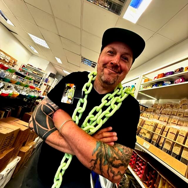 thehermitslamp's tweet image. Come get your spooky on Saturday from 1-4. You can visit our mortuary and ask the dead questions. Get a free tarot reading. See the room that was locked away for decades. We&apos;ll have treats. Find the skulls contest. And more. Family friendly. #BloorCourt #TorontoOntario #BLogTO