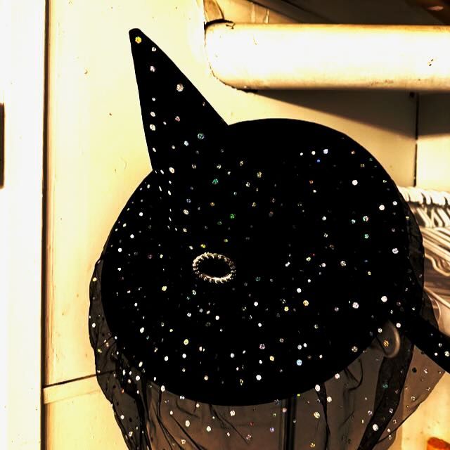 thehermitslamp's tweet image. Come get your spooky on Saturday from 1-4. You can visit our mortuary and ask the dead questions. Get a free tarot reading. See the room that was locked away for decades. We&apos;ll have treats. Find the skulls contest. And more. Family friendly. #BloorCourt #TorontoOntario #BLogTO