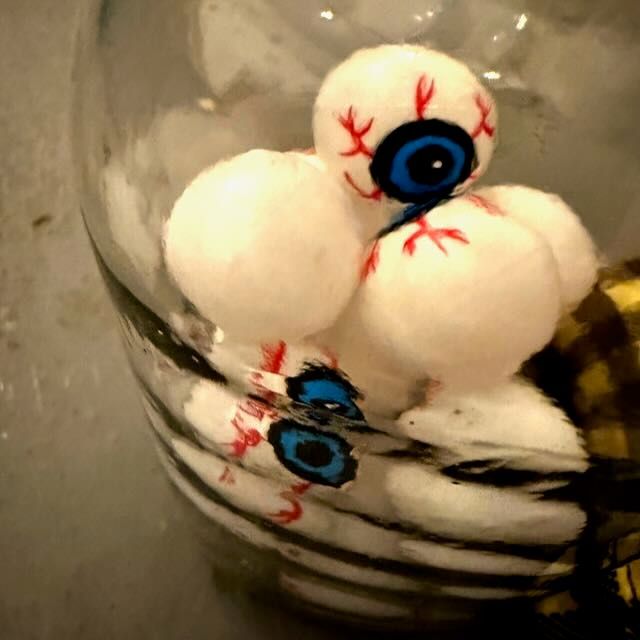 thehermitslamp's tweet image. Come get your spooky on Saturday from 1-4. You can visit our mortuary and ask the dead questions. Get a free tarot reading. See the room that was locked away for decades. We&apos;ll have treats. Find the skulls contest. And more. Family friendly. #BloorCourt #TorontoOntario #BLogTO