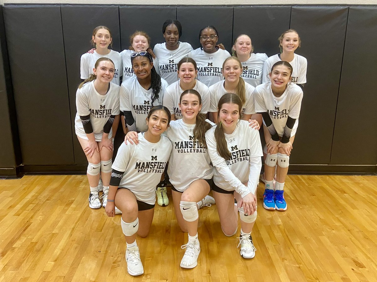Mansfield_Vball's tweet image. Great program 🧹 of North Crowley last night! 🖤🐯🏐💛 #clockthattea  #morethanhalf #tuckandroll #booksmartnotstreetsmart