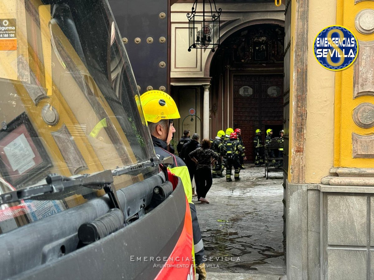 EmergenciasSev's tweet photo. 🔴 Rápida intervención de #Bomberos y #PolicíaSevilla en un incendio declarado a las 14:45 h. en la Iglesia del Silencio, en la calle Alfonso XII #Sevilla
No hay personas afectadas
#Bomberos ha apuntalado algunas zonas tras controlar el siniestro.
Hay daños en el patrimonio artístico.
#SeguridadCiudadana @Ayto_Sevilla