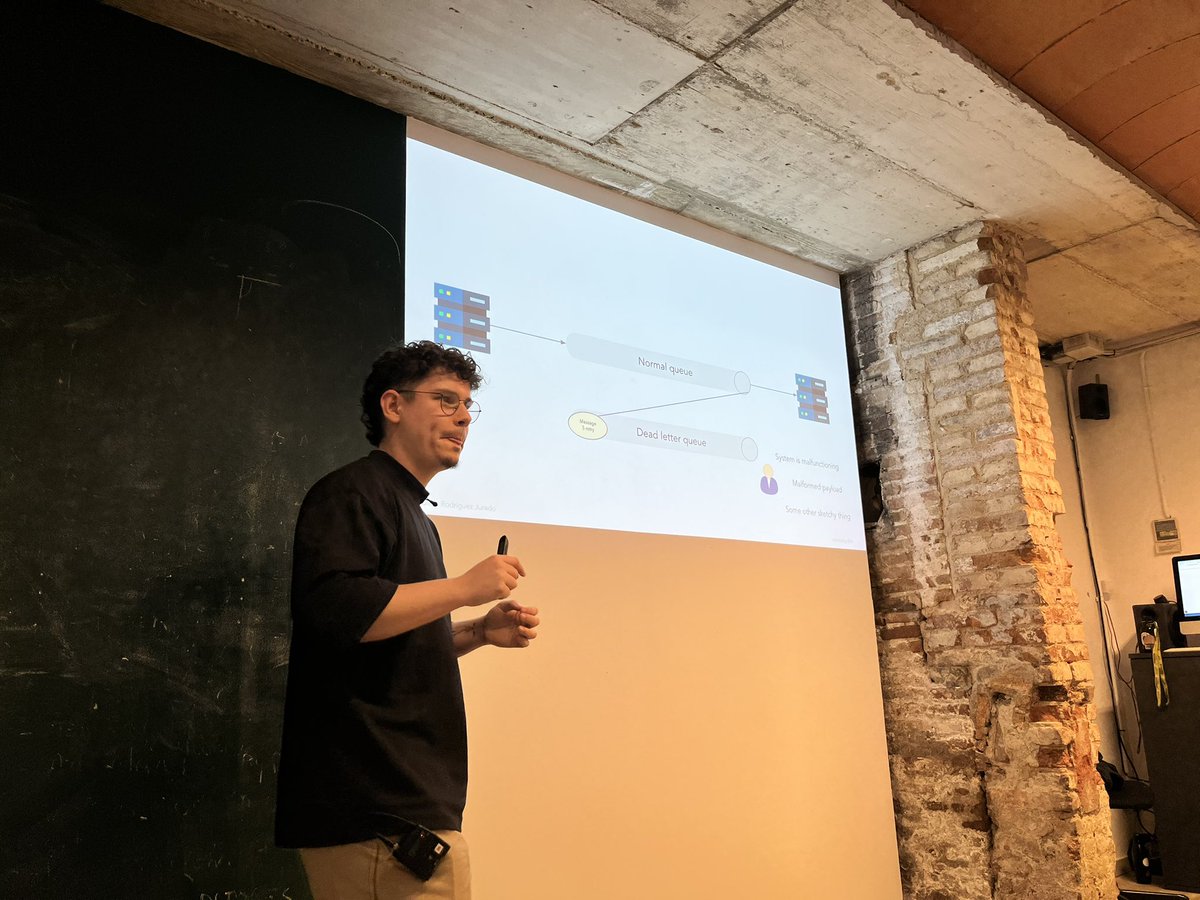 Muy buen paralelismo entre un message broker y una cocina, de Moisés Rodriguez 👏 #scbcn24