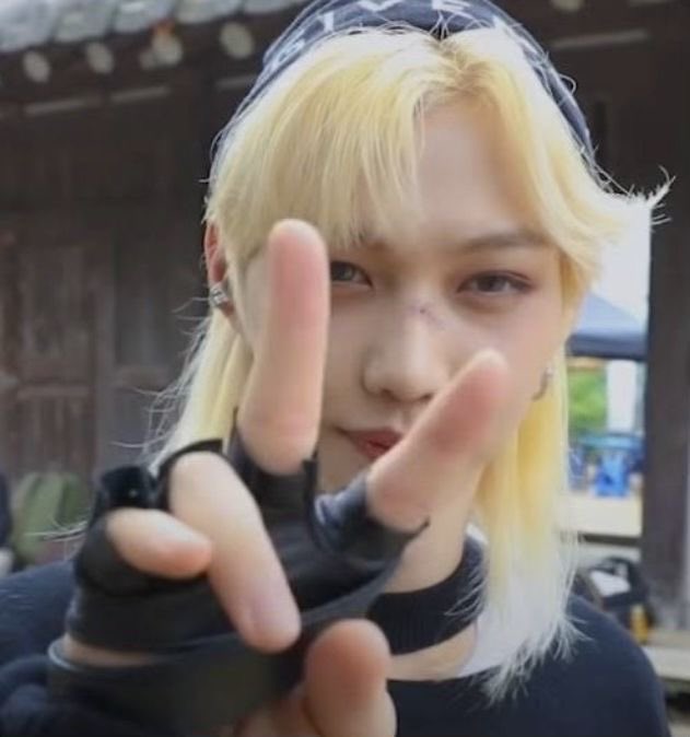 ⠀⠀
up nice and early, coffees already downed. time for some vocal warmups. goood morning  .ᐟ
⠀⠀