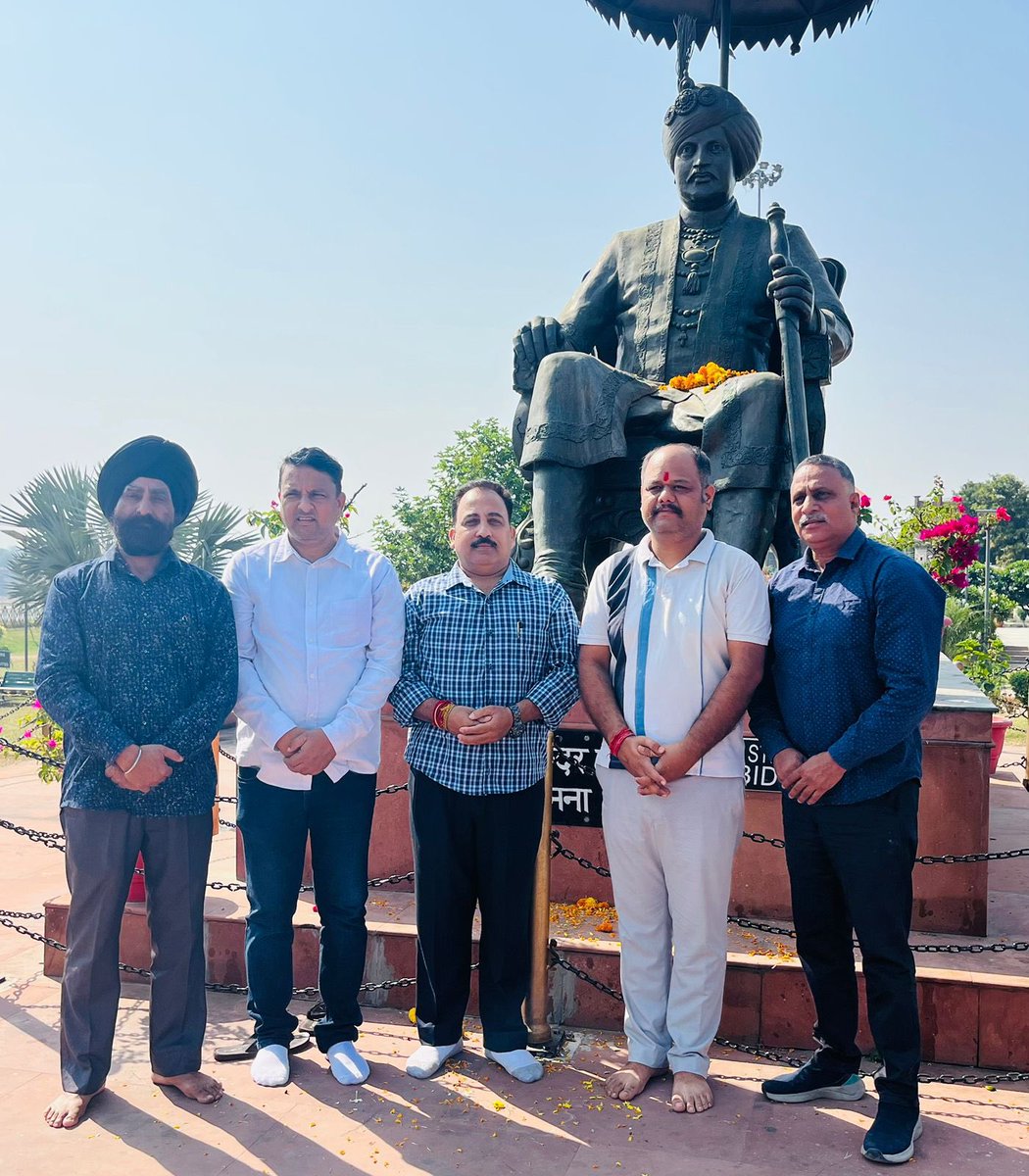 GulabBrigade's tweet photo. Maharaja Gulab Singh Brigade celebrated #VilayDiwas today at Maharaja Hari Singh Park, marking J&amp;K’s historic accession to India in 1947 🇮🇳.

Under the guidance of Chairman Shivang Satya Gupta, leaders extended greetings to all citizens. https://t.co/2XkepeUlG6