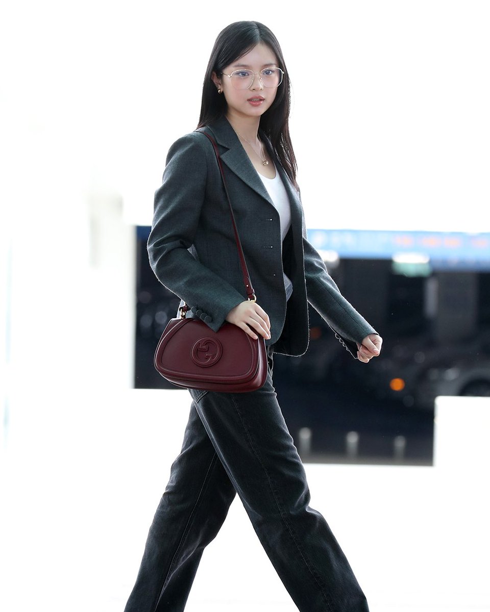 lofficielhk's tweet photo. #LOFFICIELfashion: 注意到了嗎?時尚人如 Bella Hadid 與 NewJeans 成員 Hanni 最近都在玩 Corpcore 辦公室穿搭潮流,將西裝外套,恤衫、西褲穿起來,甚至還打領帶,配搭眼鏡,整套正式穿搭上陣。但要讓造型更加分,不能不在俐落幹練的 Corpcore穿搭上搭一款好手袋。
#Hanni #BellaHadid #corpcore https://t.co/Et8SPB6fyK