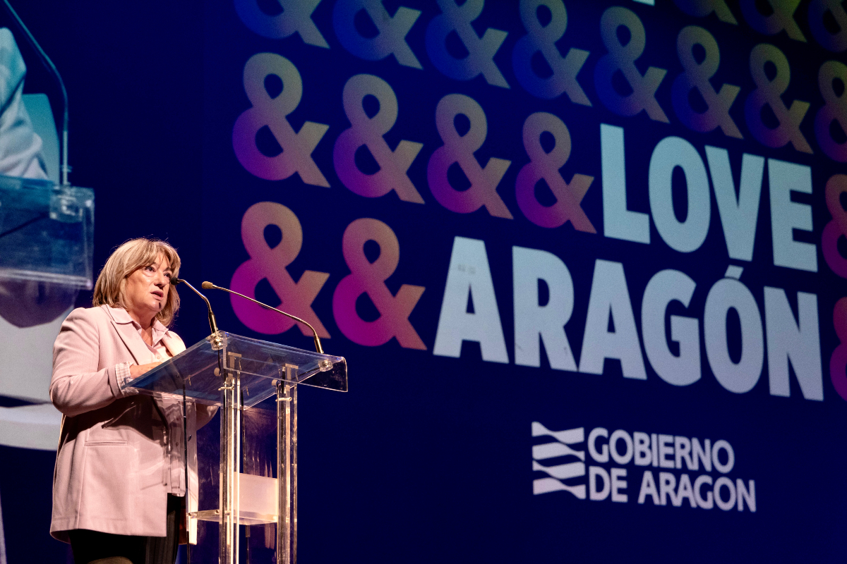 GobAragon's tweet photo. ❤️📲 Tech&amp;Love reúne hoy en Zaragoza a más de 1.200 docentes alrededor del potencial transformador de la Inteligencia Artificial en las aulas.

💬 Tomasa Hernández: “La tecnología, usada de forma responsable, abre nuevas puertas al aprendizaje”.

ℹ️ https://t.co/e3SUVYkRR2 https://t.co/4E5etmzMO8