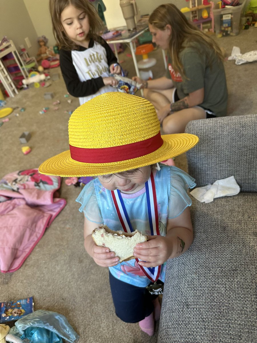 DaddyHashtag_'s tweet image. My straw hat pirate