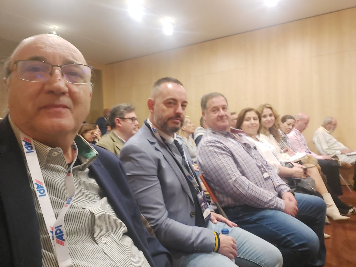 CoapiAb's tweet image. Una representación de colegiados del Colegio de Albacete han asistido al Congreso Nacional API, organizado por el @consejoCOAPI 
Dos jornadas muy interesantes, formativas y de convivencia profesional.
Nos vemos en la próxima.
#Formación 
#YOsoyAPI