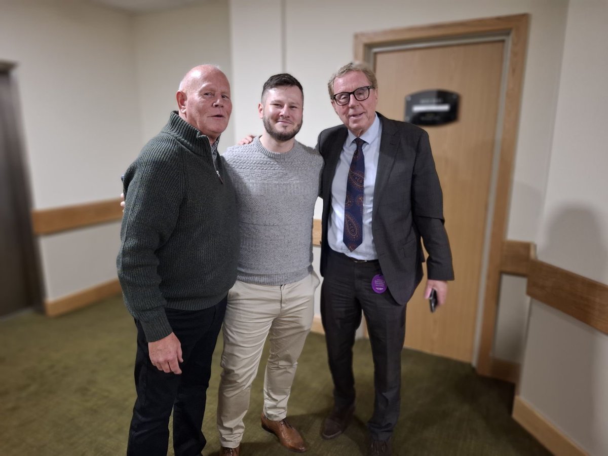 SpaaaaaarKY's tweet photo. @Coral in the vip box and bumped into a legend https://t.co/mTIvzK3j1D
