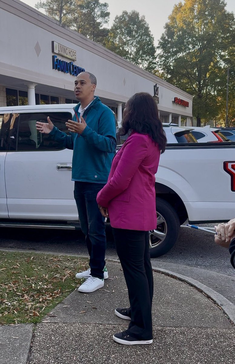LeslieMehtaVA's tweet photo. Volunteers are up bright and early to knock doors across the First District as we hit the 10 day mark! ☀️

I'm so appreciative to @jonesjay for firing up this HUGE crowd with me, and to @HistoricTriDems for fueling everyone up with a breakfast spread before they headed out. https://t.co/TLJ7geJk1Z