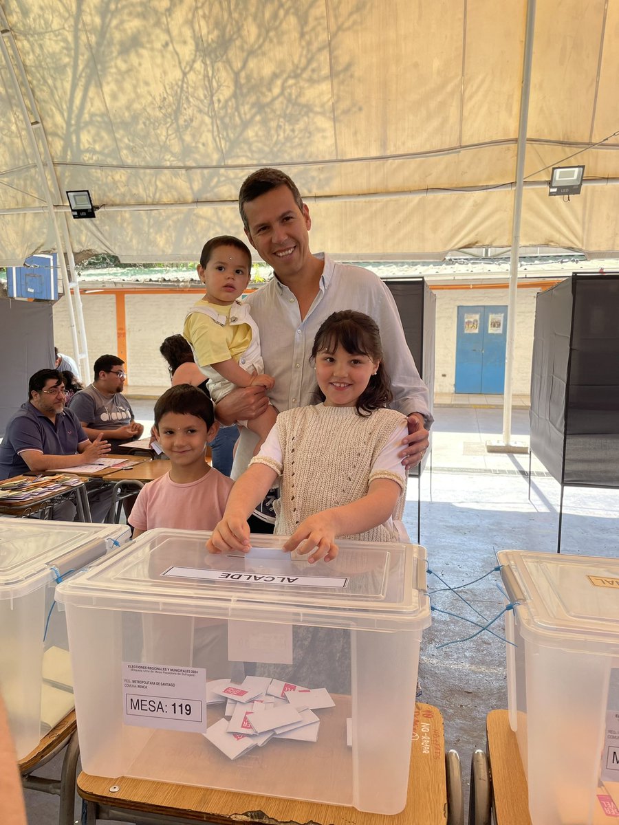 cn_castro's tweet photo. Hoy busco por última vez el apoyo de la comunidad renquina para encabezar una gestión municipal transformadora, con el compromiso de trabajar con todas mis energías para que los próximos 4 años sean los mejores en la historia de #Renca. 

Trabajando junt@s, #RencaCreceSeguro💚 https://t.co/IUyli9mYgl