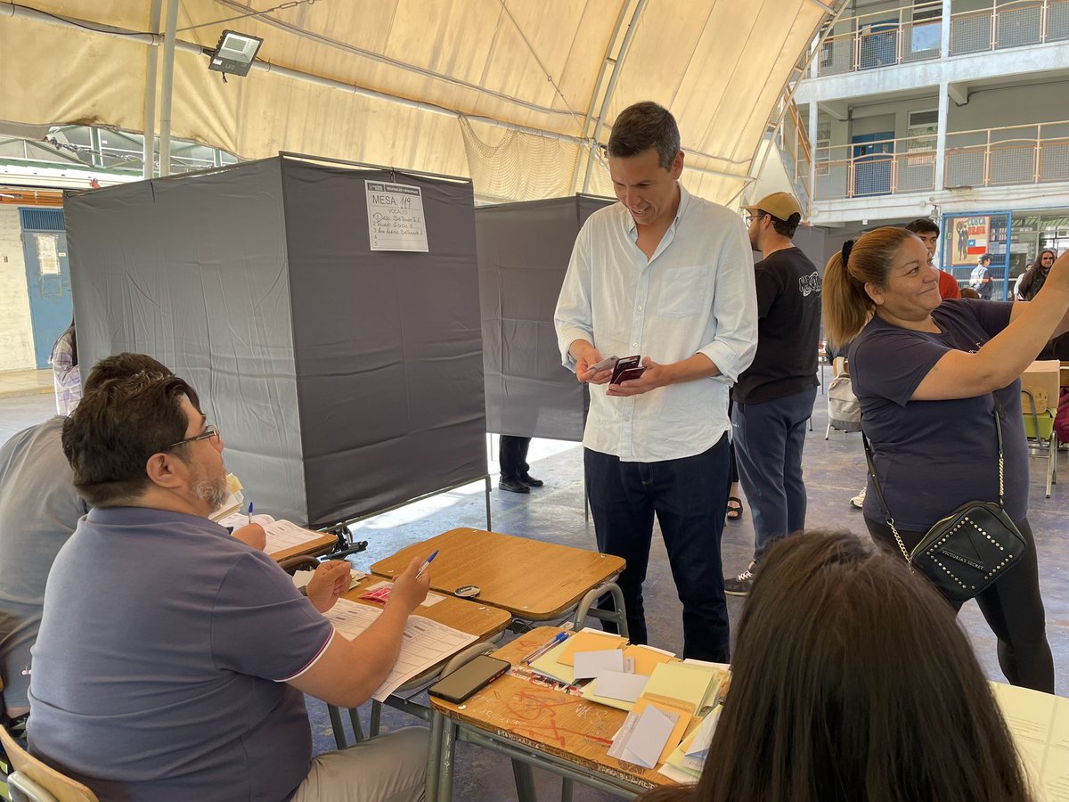 cn_castro's tweet photo. Hoy busco por última vez el apoyo de la comunidad renquina para encabezar una gestión municipal transformadora, con el compromiso de trabajar con todas mis energías para que los próximos 4 años sean los mejores en la historia de #Renca. 

Trabajando junt@s, #RencaCreceSeguro💚 https://t.co/IUyli9mYgl