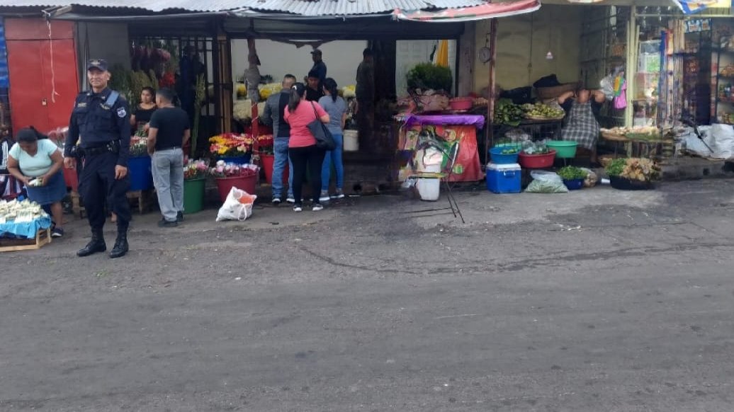 En el mercado Colón de Santa Ana, velamos por la seguridad de vendedores y clientes para que realicen sus actividades con total confianza.

#PlanControlTerritorial