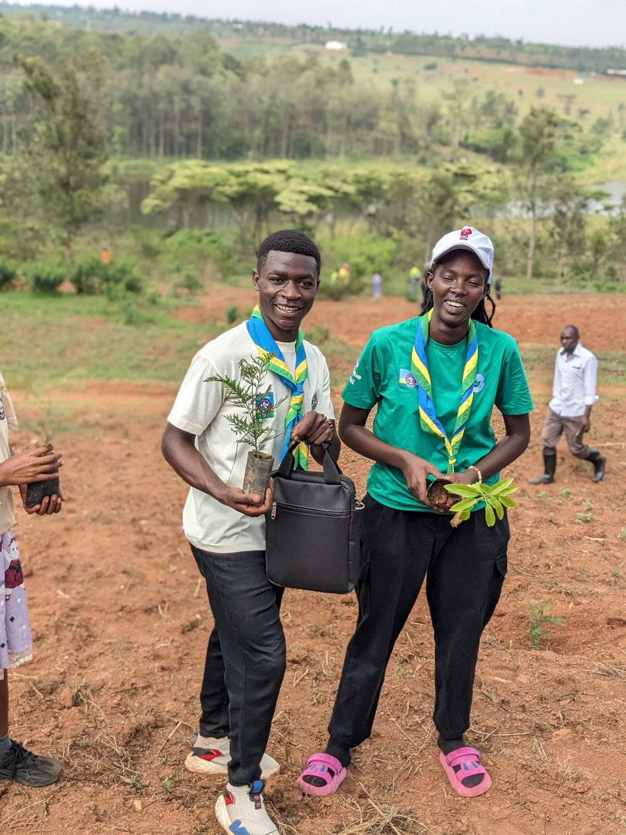 leona65887's tweet photo. Turashimira cyane UL @anastaserwanda ndetse na #DDCNyagatareMbonimanaEmillian bifatanyije natwe. La nature n'est pas seulement un endroit à visiter mais aussi notre maison.
#ZeroHunger
#nopovery https://t.co/B94wSZf5OT