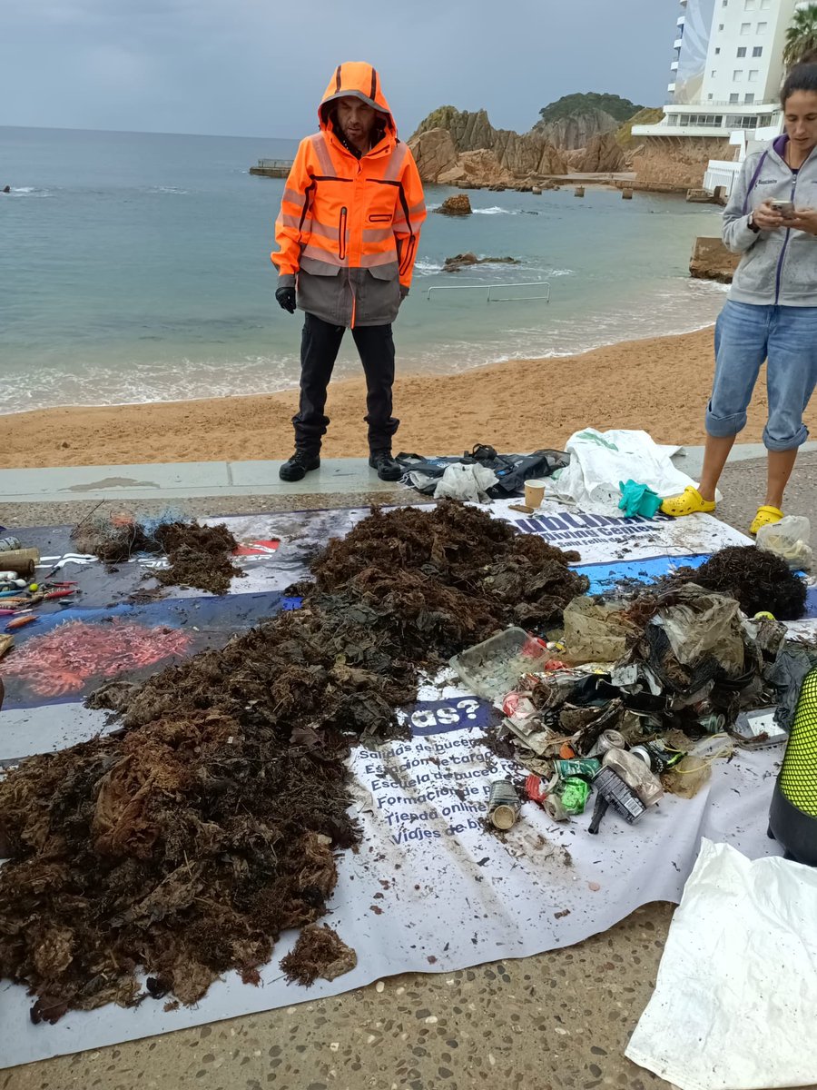 AVPC_SFG's tweet photo. Avui s’ha fet la neteja del fons marí a la badia de Sant Feliu de Guíxols.
Malgrat el clima, ha estat possible.
#voluntaris #guixols #ProteccioCivil #policialocal #sublimits #fecdas #mossos #elspirates #esclat https://t.co/dn2tD8NzQq