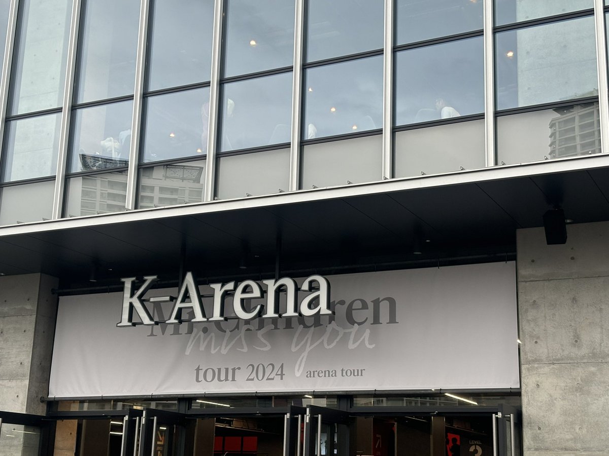 ミスチルKアリーナ行ってきました。
胸がいっぱい。言葉にならない。

先月のさいたまは注釈付き席で映像がぜんぜん見えなかったから（それでも十分幸せだったけど）、今日はぜんぶを受け取れた感じ。

今日も羽根をもらいました。桜井さんありがとう。ミスチルありがとう。
 #missyou #mrchildren