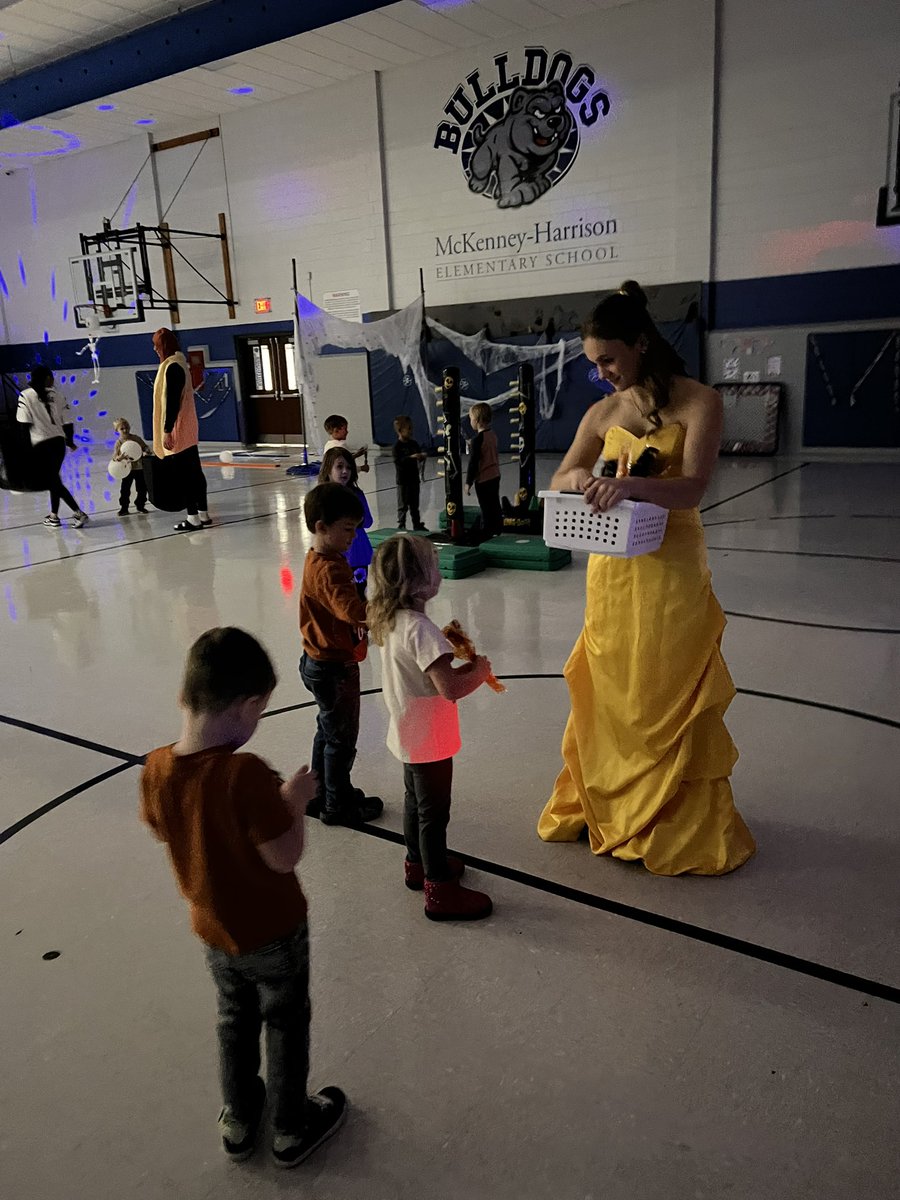 DeKalbHS's tweet photo. DHS Student Government visited McKenney-Harrison Elementary yesterday for some Reverse Trick-Or-Treat! 🎃🎃🎃

#WeAreDeKalb https://t.co/owyCK6Oiu0