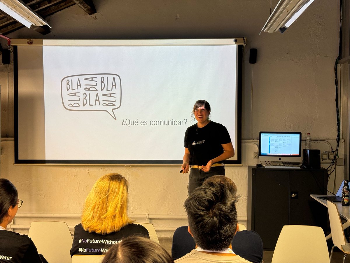 Disfrutando de Lorena Martínez Moledo con su charla "De periodista a developer: cómo mejorar la comunicación dentro de equipos tech" en #scbcn24 🤩👌