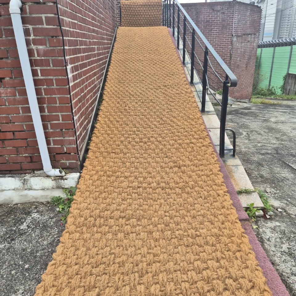 Humor_delivery's tweet image. 안녕하세요. 베트남 야자매트 직수입 판매업체 “야싸매트“ 입니다. 야자매트 최저가에 도전합니다. 

야자매트는 산책로, 경사로, 진흙길, 미끄럼방지, 카패, 펜션, 캠핑장, 애ㄷ견카페, 공원, 군부대, 행사장, 축제지역 , 주말농장, 농막, 촌캉스, 감성카페, 감성인테리어 등등 많은 곳에 활용됩니다.…