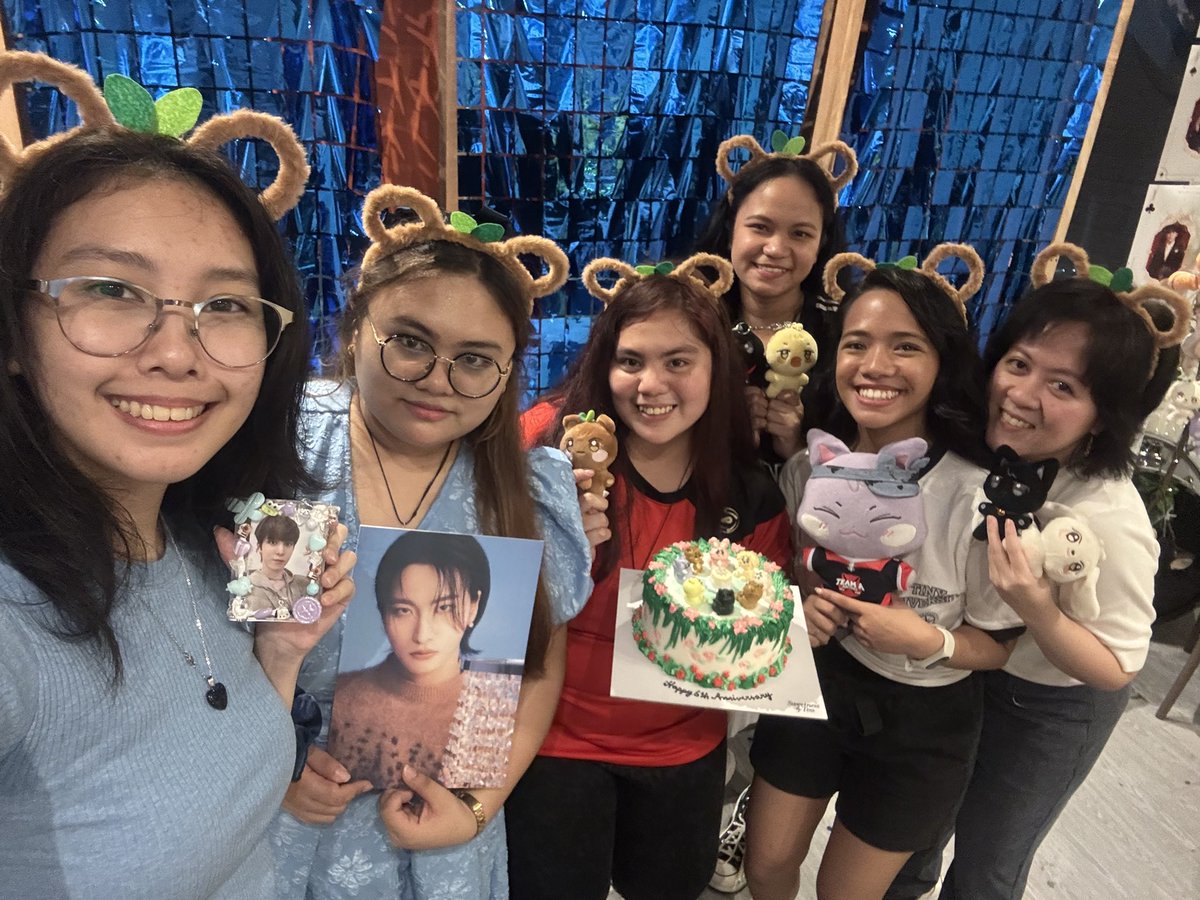 got7mxteez's tweet photo. Thank you @AteezCrewPH for this event! I had a fun time celebrating ateez's 6th anniv and jongho's bday with atinys! Thank you rin @maehwatz @ncteeznuna @ChrysScorp @sanniebub_ @fixedon_mingi_ !! See you soon! ๐
#6oClock #WonderlandatCappo https://t.co/ANYD4orl3g