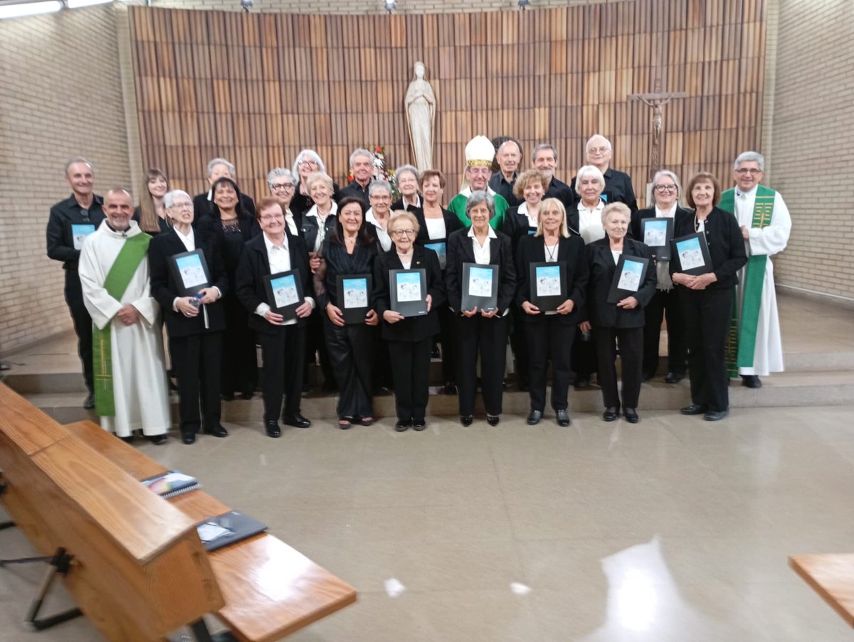 IgnasiMiranda's tweet photo. Els missioners i les missioneres, amb la seva tasca que fa realitat la crida al servei, van marcar #DiumengeXXIXDurantAny #DOMUND2024 el missatge de #LaMissa @la2_tve @RTVECatalunya
Moltes gràcies a la Coral Divina Pastora de Manresa i a tots!
AQUÍ-> https://t.co/h8xqBax6t4 https://t.co/yARVeLOky9
