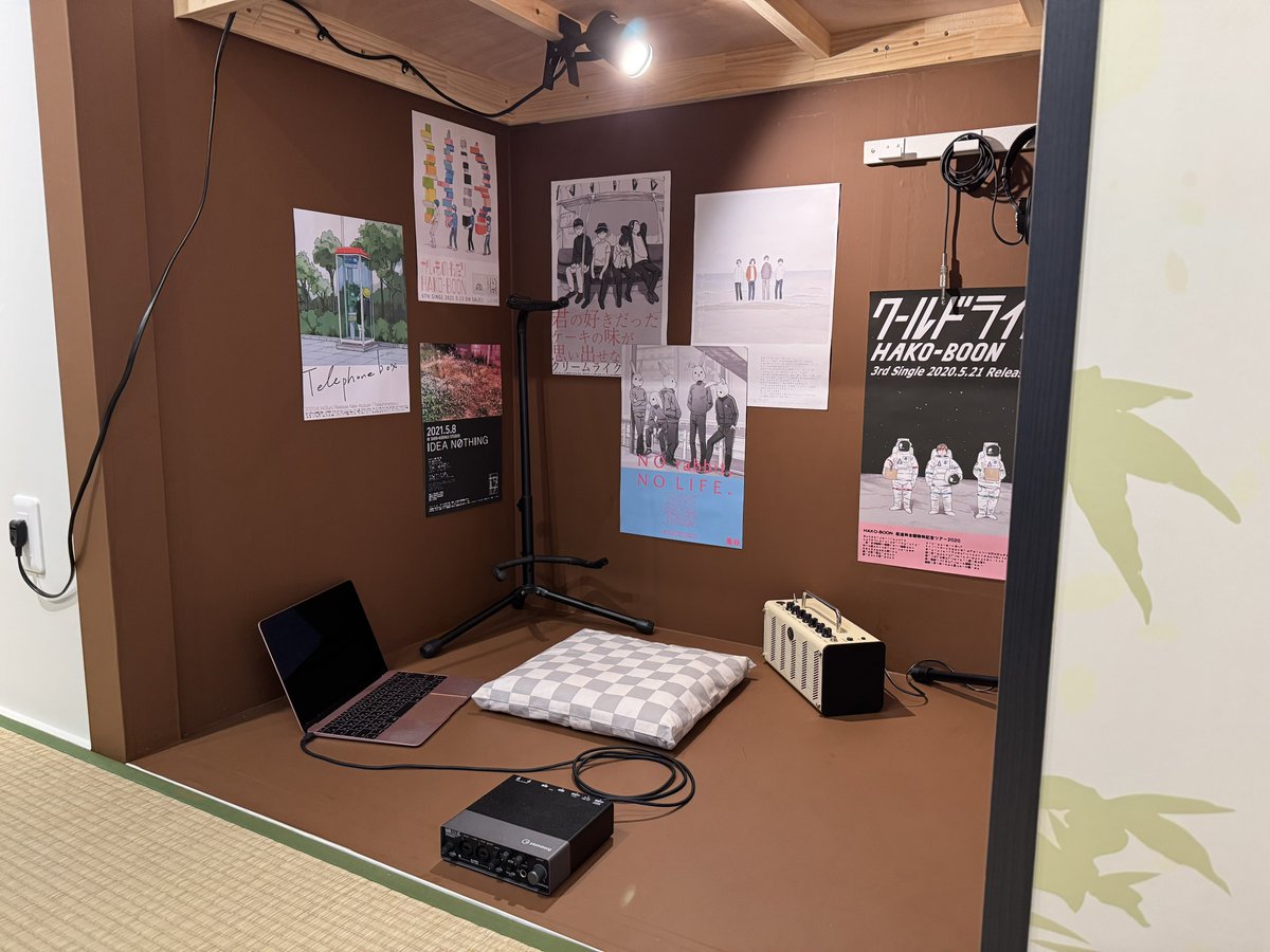 HashiY97's tweet photo. ぼざろ展に行ってキターン
劇中小道具が再現されてて面白い空間でした https://t.co/dFNk7muVzR