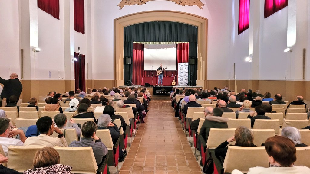 mondonedoferrol's tweet photo. 👏🏽👏🏽👏🏽👏🏽👏🏽👏🏽 @rubendelis no Seminario de #Mondoñedo!!! Espectacular!!! 🎸 #PeregrinosDeEsperanza https://t.co/WZOxrwkyvC