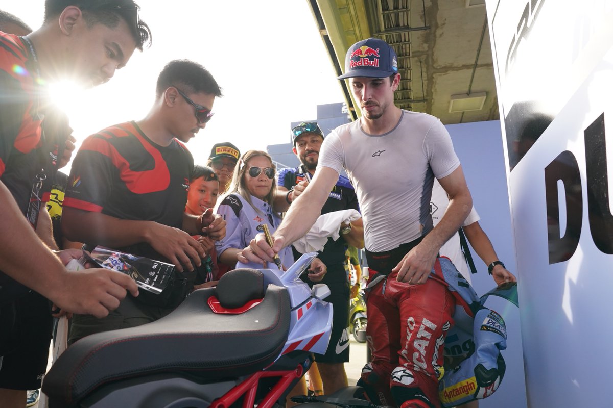Italjet1959's tweet image. We proudly support Team Gresini at the Thai GP, where our Italjet Dragsters serve as the team’s paddock bikes! 🏁 

Best of luck to the team for tomorrow’s race! 🏆 

#ItaljetDragster #MotoGP #TeamGresini #ThailandGP
