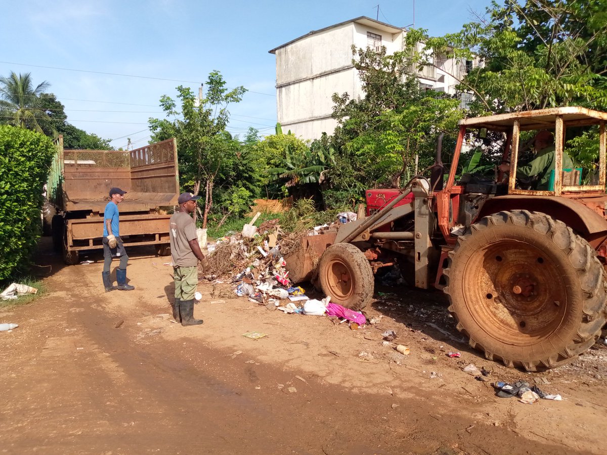 napoles_to13032's tweet photo. Continúa la recogida de desechos sólidos en Alquízar, por parte de la UEB Servicios Comunales, en conjunto con la Cooperativa de Producción Agropecuaria Héroes de Yaguajay en el reparto Las 400, además.
@ArtemisaRadio 
@Isnail76 
@DiazCanelB https://t.co/5LBvafbu7G
