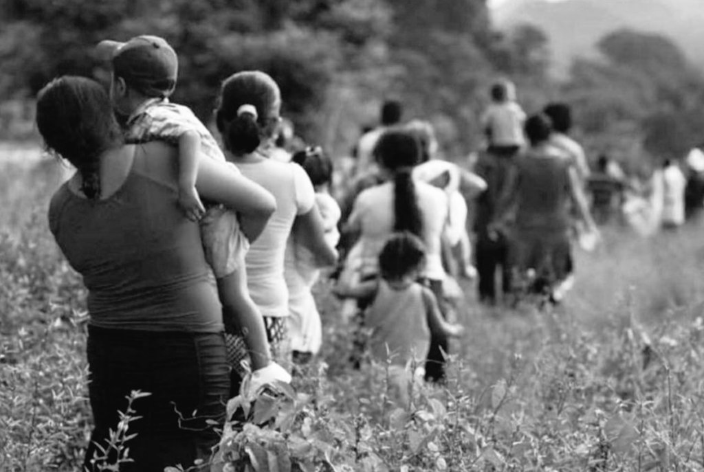 MarCrisma's tweet photo. OTRO DESPLAZAMIENTO MASIVO EN ARAUCA 3 meses después se registra un nuevo caso : más de 20 familias tuvieron que abandonar sus casas dejándolo todo. EMC FARC F28 los sacó de Agua Blanca #Tame #Arauca y de #Sacama #Casanare, llegaron a #Boyacá esperando una respuesta humanitaria. https://t.co/Kw676R8slO