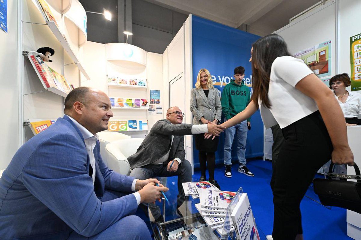 Велико ми је задовољство што смо професор Миха Марич и ја после Љубљане, где смо одржали промоцију научне монографије “Дигитални политички маркетинг”, данас у Београду на Сајму књига, потписивали овај уџбеник.

Издавач уџбеника је енглеска кућа “Пирсон”, а идеја је да младима