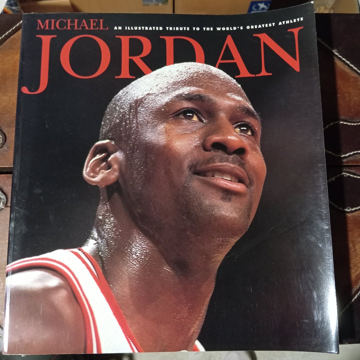 cms_editions64's tweet photo. A tous les fans du Goat je vends ce livre américain. Si intéressé merci de me contacter en mp.  #michaeljordan #bulls https://t.co/T1fllfRQwe