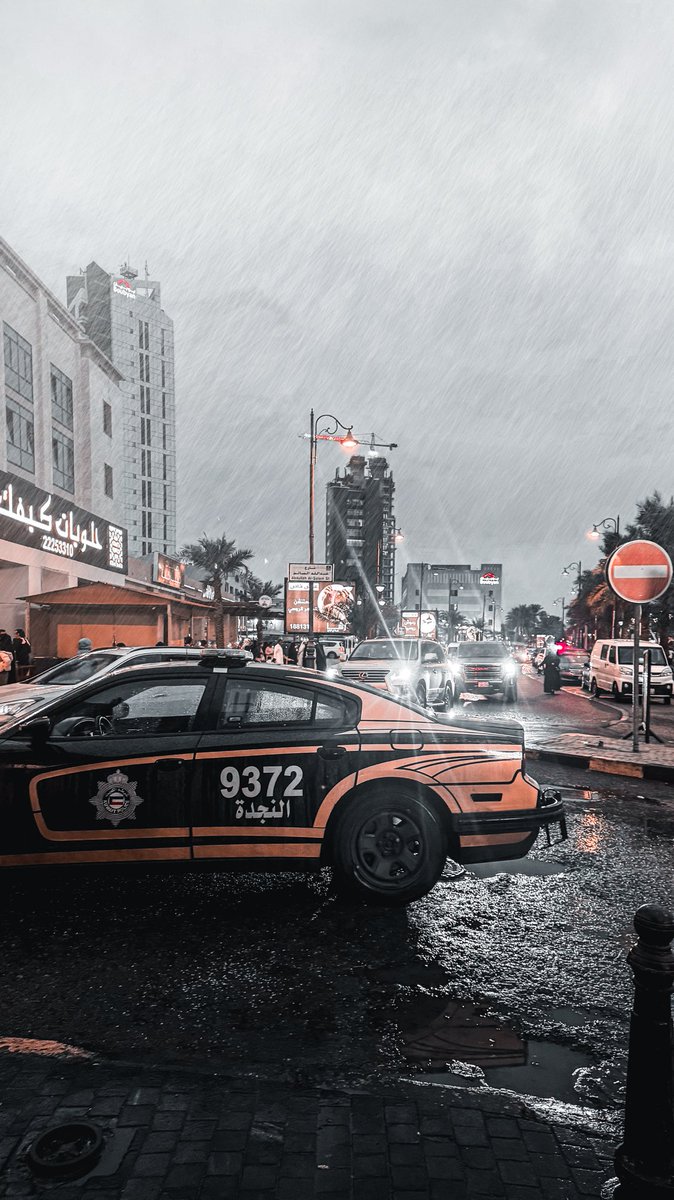 " تمطر وأشوفك شبيه الغيم قدّامي
أصفى من القطرة اللي بين كفّيني "
#امطار_الكويت