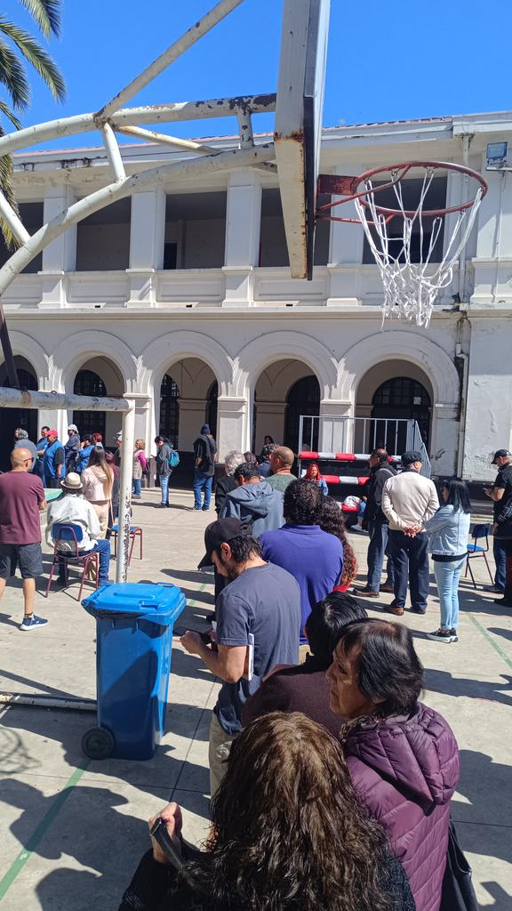 Villalejana_Ch's tweet photo. @biobio colegio Pedro Montt en cerro alegre valpo, un desorden más de 40 minutos al sol y la fila no avanza https://t.co/9QbiaACmbf