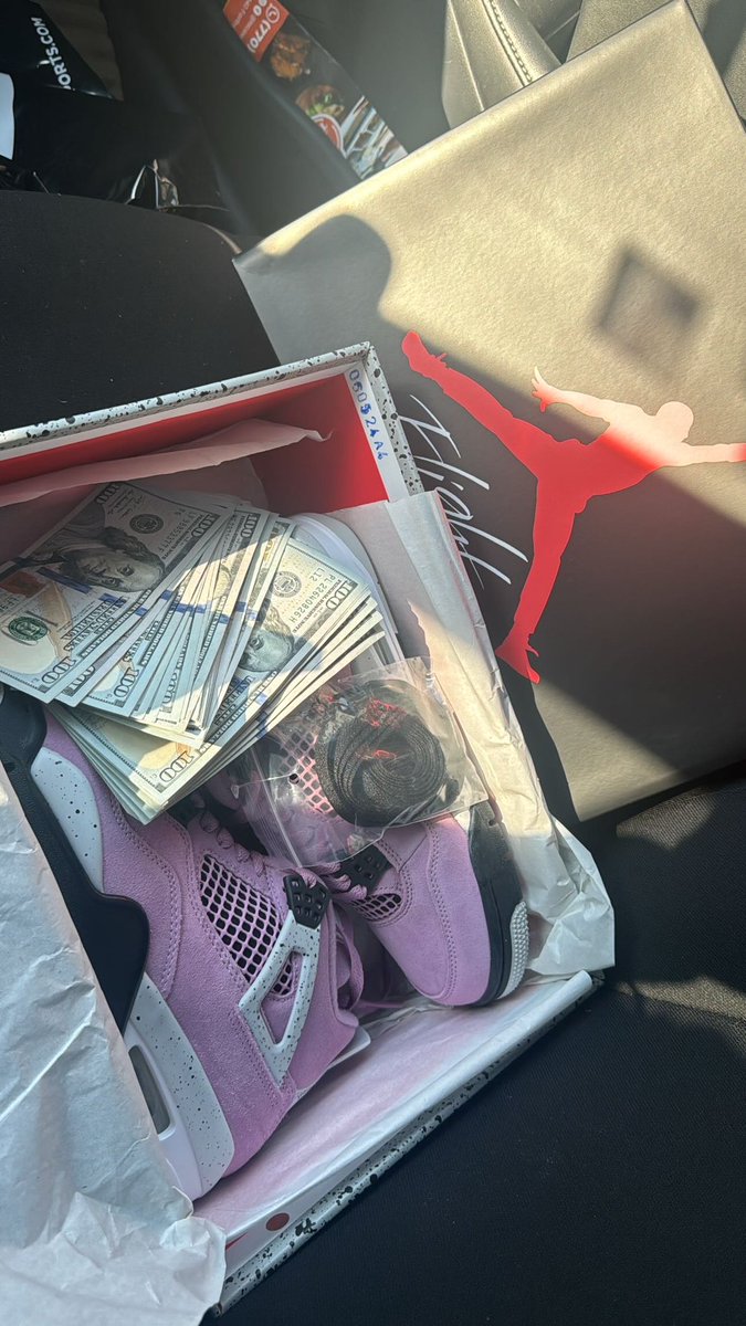 Flyami305's tweet photo. Finna wake her up like dis today 💸🩰😴😎 https://t.co/2DNy2EmSq1